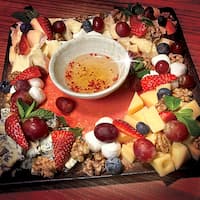 Сырное плато сыр бри, дор блю, эмменталь, пармезан для фуршета в Алматы, кейтеринг